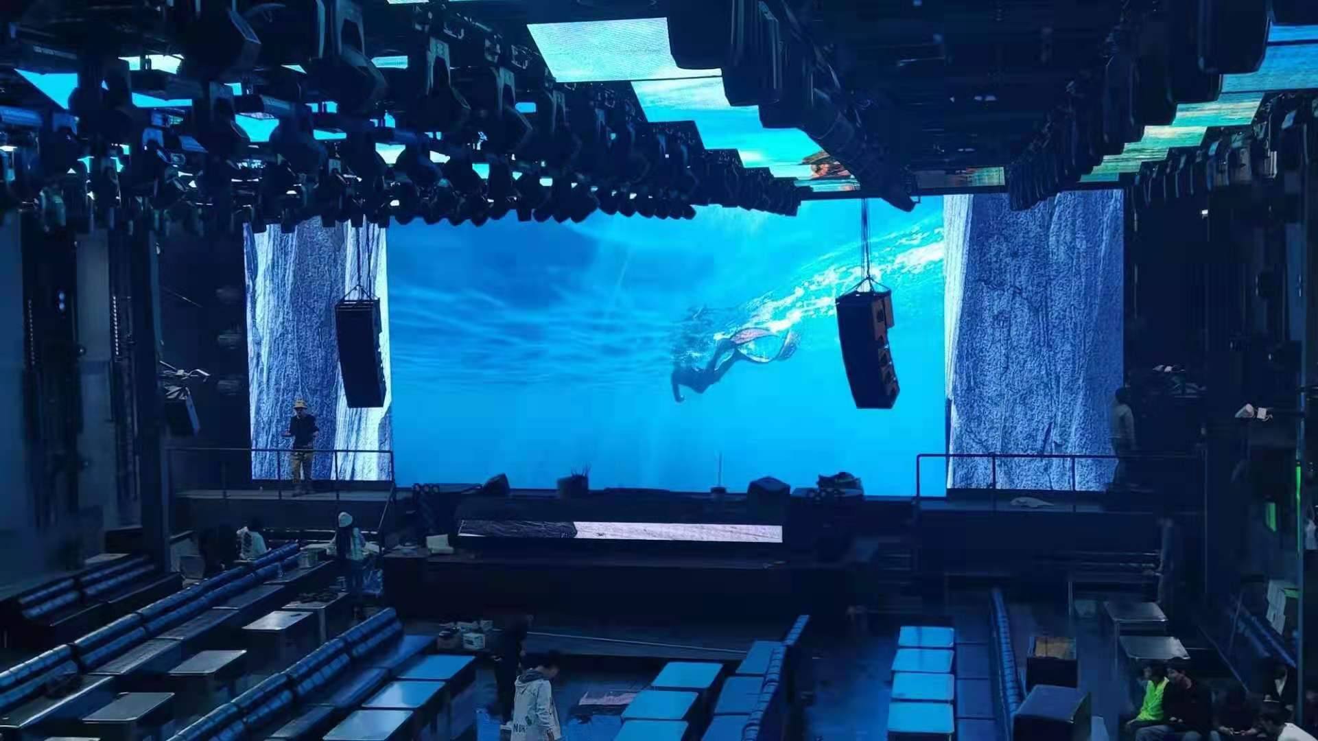 菏泽酒吧 室内P4+透明屏  (图1)